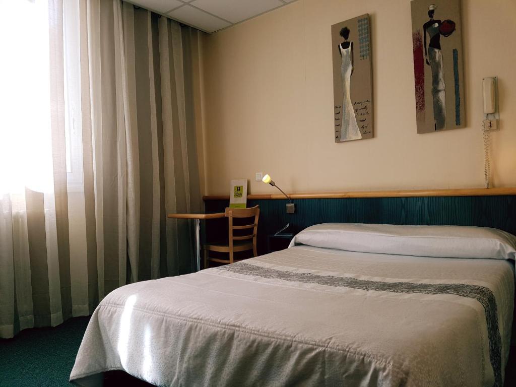 Logis Hotel Restaurant Du Midi - Rodez Centre Esterno foto