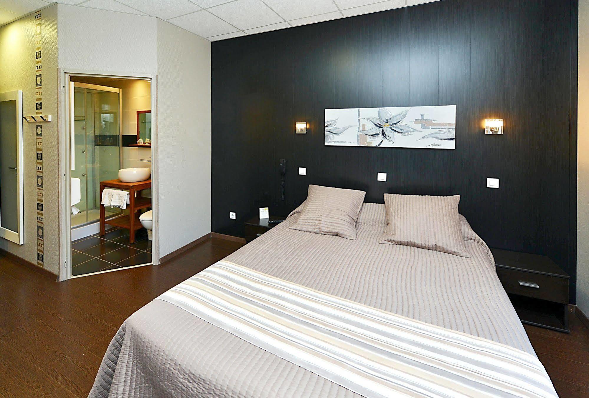 Logis Hotel Restaurant Du Midi - Rodez Centre Esterno foto